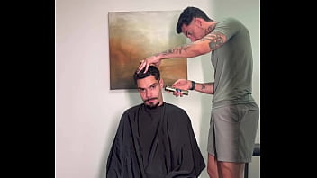 Esse barbeiro n&atilde_o s&oacute_ cortou bem como gozou gostoso