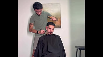 Esse barbeiro n&atilde_o s&oacute_ cortou bem como gozou gostoso