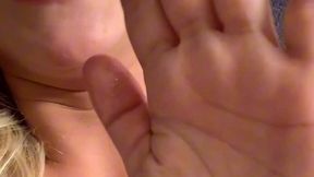 tremenda rubia tatuada le hace mamada a desconocido