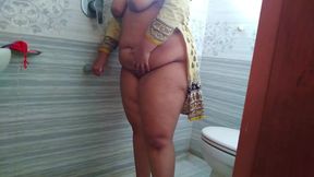 Indian Bhabhi Gets Hot & Takes off Her Pants