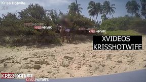 Corno Manso Fica Assistindo Sua Esposa Kriss Hotwife Cheia De Tes&atilde_o Sendo Fudida Pelo Realizador Baiano Na Praia P&uacute_blica Movimentada, Correndo o Risco De Serem Flagrados.