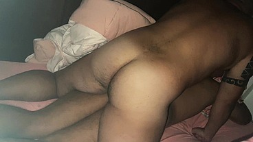 Colega de quarto foi fodido pelos novos moradores, puto deitou na cama e chamou um e depois o outro não resitiu.
