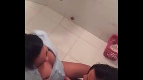 Dominicana lesviana en el ba&ntilde_o publico