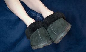 come watch me dangle my slippers and tease you with my feet for 3 minutes 😏