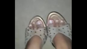 Mi prima Yuli me muestra sus pies con tacos