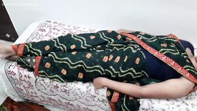 Beautiful XXX Indian Green Saree Aunty does fingering, Boob press &amp; receives Cumshot from Devar
