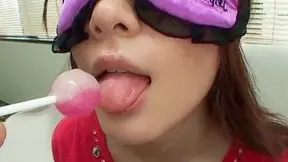 Chica Japonesa Dobladita Goza Al Darle Un Oral Profundo