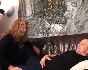 Dikke Duitse MILF rijdt op de lul van een minnaar en zuigt zijn lul