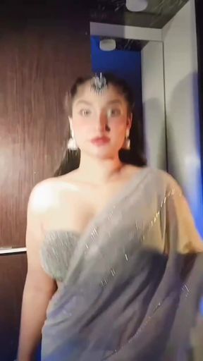 Hotty Indigo White bares her big boobs in a steamy Indian session with Summer an