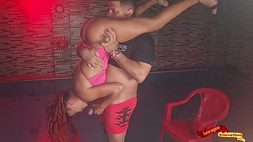 Dei o cuzinho gostoso e fiz um 69 em pé na festa liberal