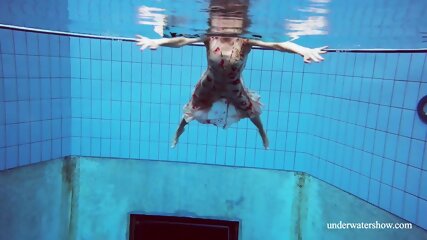 Sexy Italian chick Martina underwater