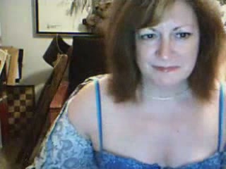 Mature pale skin mom of my friend chats with me and gets naked