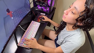 Ela estava jogando e não resistiu ao ver o meu pau em sua frente
