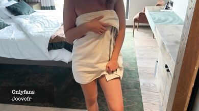 Elle se gave de moi pendant le room service les seins à l'air