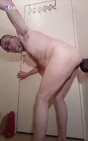 Il teste la ventouse de son gros gode