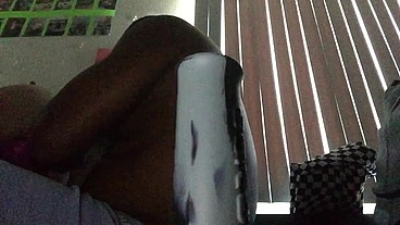 Big booty white bitch throwing it back for a thug