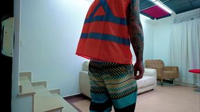 Maloqueiro algema policial e fode a buceta rosinha dela, pisando na cara da gostosa