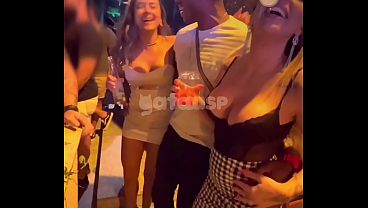 Casadas safadas fodem com neg&atilde_o pirocudo conheceram no role. Essas duas casadas safadas, rainha hotwife e gataaasp fodem com neg&atilde_o pauzudo na frente dos maridos chifrudos.
