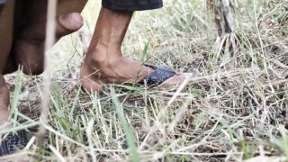 Dilettanti desi non tagliati accarezzano grossi cazzi prima di un'intensa scopata anale con creampie