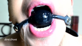 Mordaza muy apretada en la boca con saliva