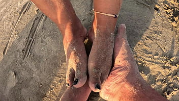 Solinhas molhadas na areia: p&eacute_s suadinhos que v&atilde_o te deixar louco de tes&atilde_o!