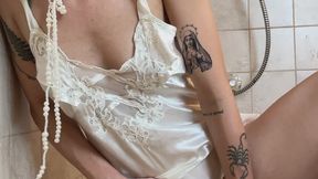 Pouring my own piss over my feet & toes