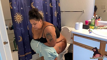 Toilet Time with spookyfatbrat! BBW takes a dump