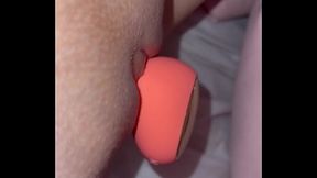 Ma chatte bien humide gr&acirc_ce &agrave_ un nouveau gode