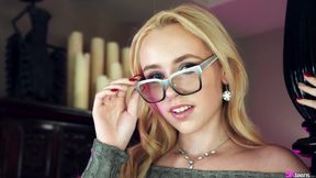 Candy White has no problem taking it up her ass