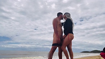 FUDENDO GOSTOSO NA PRAIA