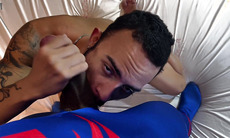 Homem aranha dotado socando forte novinho gostoso