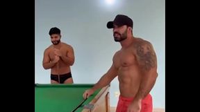 Chamei os amigos pra jogar sinuca e me fizeram pegar em seus tacos.