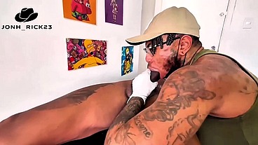boyceta tatuador aceitou meu pau como pagamento