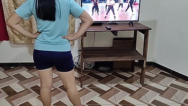 INSTRUCTOR de deporte me FOLLA como una PUTA mientras mi marido no esta en casa