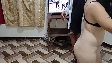 INSTRUCTOR de deporte me FOLLA como una PUTA mientras mi marido no esta en casa