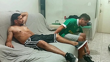 Fui assistir o jogo na casa do meu vizinho