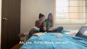 Dos mujeres universitarias follan duro en la habitación