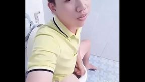 Đang đi l&agrave_m , nứng qu&aacute_ v&agrave_o WC suck lun