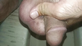 Handjob, pissing, desi, old, bathroom – homoseksuele hoeren met enorme piemels die anaal seks hebben