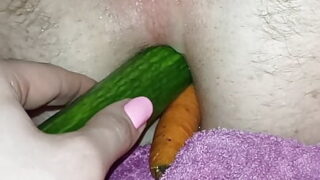 Dois ursos grossos revezando nos paus um do outro