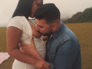 Mi esposo me llevó al patio a un picnic y terminó comiéndose mi gran trasero