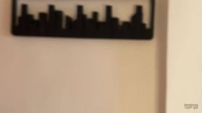 o voyeur foi descoberto... e ganhou lugar na cadeira pra assistir duas gostosas transando - parte 1 (mr bunny, line heat e dread hot)