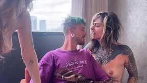 o voyeur foi descoberto... e ganhou lugar na cadeira pra assistir duas gostosas transando - parte 1 (mr bunny, line heat e dread hot)