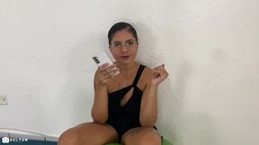 personal traine nao resisti a gata de chortinho e bota ela pra mamar