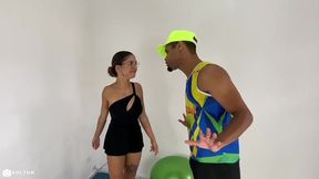 personal traine nao resisti a gata de chortinho e bota ela pra mamar