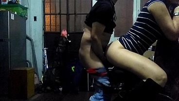 Me tiro a mi hembra en una silla giratoria. Le destrozo el culito.