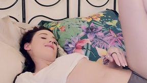 Alice dildoes her ass in the morning
