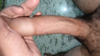 Filme solo público de jovens gays árabes com piercings recebendo creampie