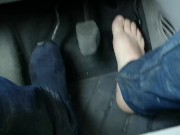 Je conduis en chaussettes et pieds nus