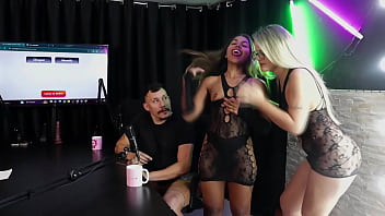 Morena tem os peitos e a buceta chupada depois de falar que o cliente nunca sentiu prazer transando, entã_o realiza seus fetiches de cuspe, gostou de fazer uma menage feminina - Casal Kaliente